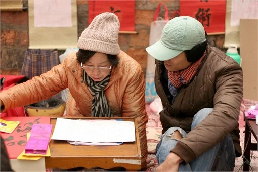 Đua nhau đến xin chữ trên 'phố ông Đồ'