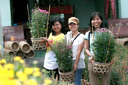 Vui giữa vườn hoa - Ảnh: Meo Ngao