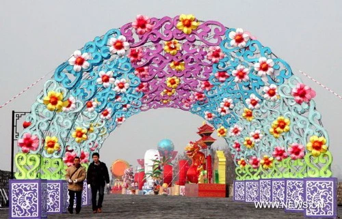 Trang hoàng đón tết tại Trung Quốc - Ảnh: Xinhua