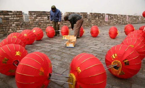 Trang hoàng đón tết tại Trung Quốc - Ảnh: Xinhua