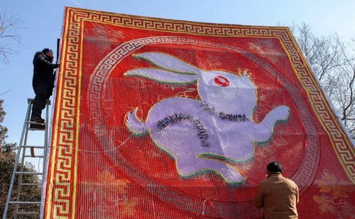 Trang hoàng đón tết tại Trung Quốc - Ảnh: Xinhua