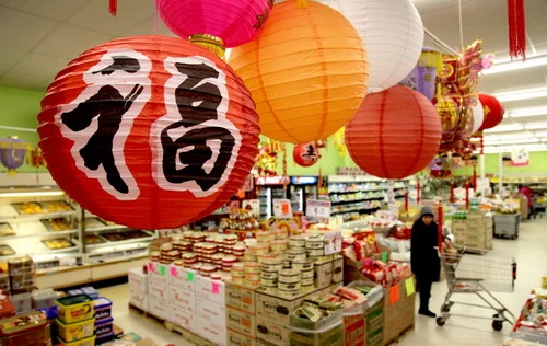 Một siêu thị của người châu Á tại Cleveland, Mỹ trang trí đón tết Tân Mão - Ảnh: cleveland.com