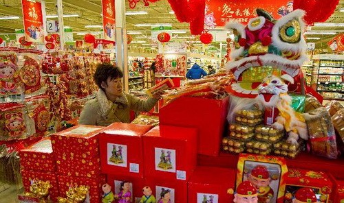 Khách hàng chọn quà tết tại một siêu thị ở Toronto, Canada - Ảnh: Xinhua Khách hàng chọn quà tết tại một siêu thị ở Toronto, Canada - Ảnh: Xinhua