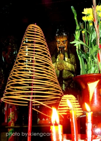 Nén hương ngày Tết ảnh 1