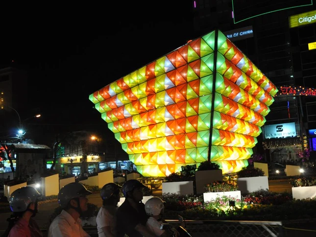 Đường hoa Nguyễn Huệ lung linh trước khai mạc ảnh 8