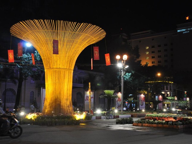 Hòa điệu vào khung cảnh là những cánh thiệp mừng Xuân, chúc Tết bay bay trong gió. Hòa điệu vào khung cảnh là những cánh thiệp mừng Xuân, chúc Tết bay bay trong gió.