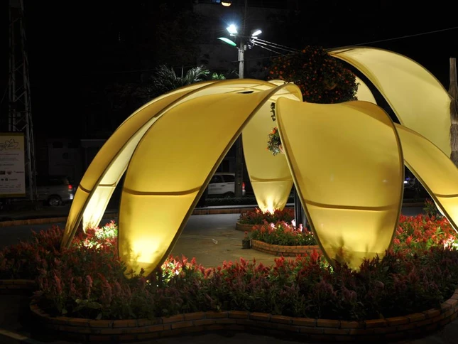 Tiểu cảnh Lều Hoa là sự kết hợp giữa chất liệu vải và hoa mang hình ảnh một bàn tay nhẹ nhàng ôm lấy những bông hoa nhỏ bé, thể hiện cho tinh thần tương thân tương ái của người dân Thành phố.