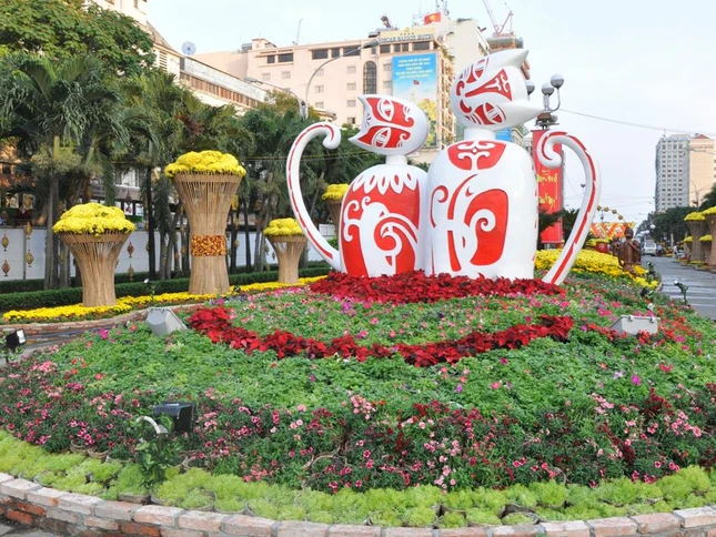 Đôi mèo hạnh phúc – biểu tượng của năm Tân Mão - tươi cười chào đón du khách đến với Tết Phương Nam đúng nghĩa đầy sắc màu đặc trưng.