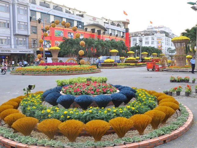 Với biểu tượng chính là những vòng hoa tượng trưng cho những vòng tay vươn lên cao thể hiện sự đoàn kết xây dựng, phát triển của Việt Nam trong năm mới.