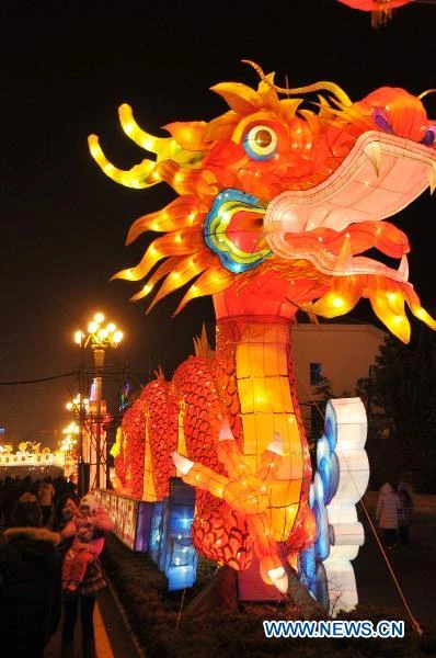 Lễ hội rước đèn lồng khuấy động không khí xuân tại Quảng Đông Mỗi chiếc đèn là một tác phẩm nghệ thuật Tứ Xuyên rộn ràng trong tiếng trống, tiếng chiêng, và nhịp điệu của những màn múa rồng, múa sư tử Người dân địa phương nâng ly cùng tiễn năm cũ, đón năm mới Những điệu múa mừng xuân mang đậm bản sắc địa phương Những chàng trai cũng trổ tài văn nghệ Các khu chợ, quầy hàng bán rong, cửa hàng, siêu thị chật cứng người sắm Tết.