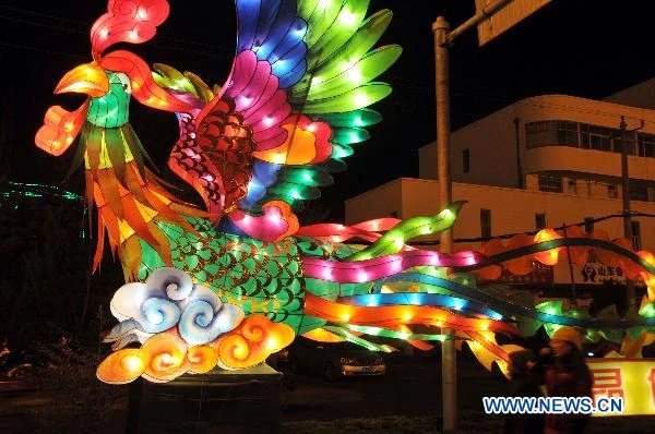 Lễ hội rước đèn lồng khuấy động không khí xuân tại Quảng Đông Mỗi chiếc đèn là một tác phẩm nghệ thuật Tứ Xuyên rộn ràng trong tiếng trống, tiếng chiêng, và nhịp điệu của những màn múa rồng, múa sư tử Người dân địa phương nâng ly cùng tiễn năm cũ, đón năm mới Những điệu múa mừng xuân mang đậm bản sắc địa phương Những chàng trai cũng trổ tài văn nghệ Các khu chợ, quầy hàng bán rong, cửa hàng, siêu thị chật cứng người sắm Tết.