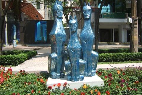 Gia đình nhà mèo thể hiện sự hạnh phúc.