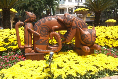 Hai chú mèo con đang vui vẻ quất quýt bên mẹ.