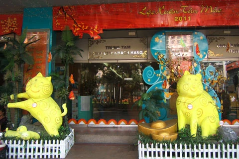 Trên đường hoa cổng công ty cũng có hai chú mèo vàng.