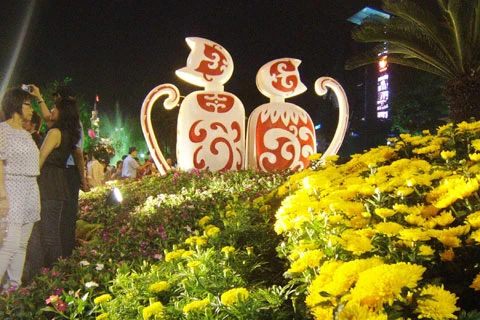 Hai con mèo lớn nhất tại đường hoa thu hút sự chú ý của du khách.