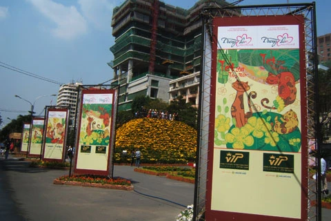 Trên những tấm panô trên đường hoa cũng xuất hiện chú mèo.