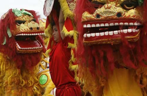 Những chiếc cây trên một con đường ở Bắc Kinh (Trung Quốc) được treo đầy đèn lồng. Một bữa đại tiệc với hơn 8.000 món ăn được tổ chức ở thành phố Vũ Hán (Trung Quốc). Chiếc đèn lồng khổng lồ được công nhân trang trí đón năm mới ở Bắc Kinh (Trung Quốc). Các ông thần Tài nhảy múa ở Singapore để cầu mong năm mới nhiều tài lộc. Những con lân đầy màu sắc trong một cuộc thi chào đón năm mới ở thủ đô Manila (Philippines). Người thợ lặn mặc quần áo hình chú thỏ nhảy múa trong bể kính ở Manila (Philippnes). Năm mới theo lịch Trung Quốc là năm con thỏ. Những chú mèo may mắn được bày bán để chào đón Tết Nguyên Đán ở Singapore. Hình ảnh ông Đồ quen thuộc tại Quốc Tử Giám của Việt Nam Châu Á tưng bừng chuẩn bị đón Tết Nguyên Đán