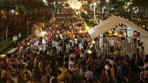 Người dân TP.HCM (Việt Nam) nô nức ra đường đón năm mới.