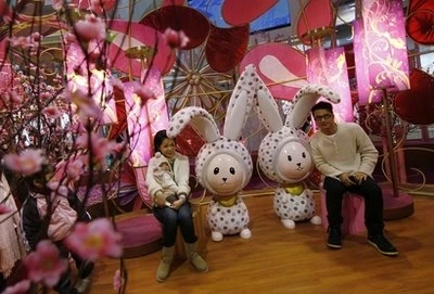 Chụp ảnh bên biểu tượng của năm con Thỏ ở Hồng Kông (Trung Quốc). (Ảnh: AP)