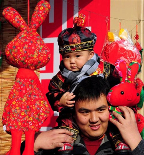 Người đàn ông cõng cô con gái và những búp bê hình thỏ đi chơi tại Bắc Kinh, Trung Quốc. Người đàn ông cõng cô con gái và những búp bê hình thỏ đi chơi tại Bắc Kinh, Trung Quốc.