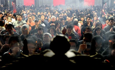 Sáng sớm mùng 1 Tết, các chùa ở Đài Bắc (Trung Quốc) đông nghịt người đến cầu may.