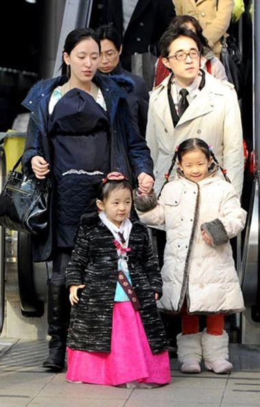 Người dân Hàn Quốc cũng đón năm mới âm lịch. Ngày này, phụ nữ và các em nhỏ thường diện trang phục truyền thống đi chơi tết.