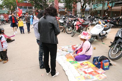 Bát nháo trước cửa chùa ảnh 2 Bát nháo trước cửa chùa ảnh 2