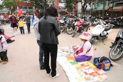 Bát nháo trước cửa chùa ảnh 2