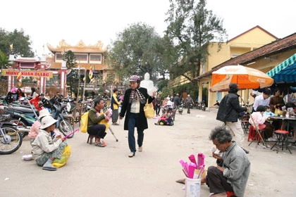 Bát nháo trước cửa chùa ảnh 1