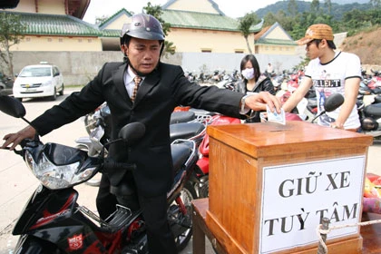 Bát nháo trước cửa chùa ảnh 4