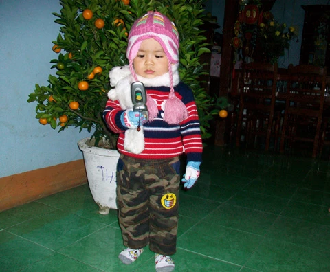 Con gọi chúc tết ông bà. 