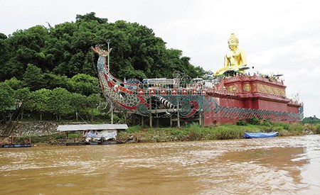 Tiếng gà trưa ở Tam giác vàng ảnh 1 Tượng Phật bà khổng lồ ở trung tâm khu vực Tam giác vàng, nhìn từ lãnh thổ Lào, bên dòng Mêkông. Ảnh: Đ.D.Hoàng