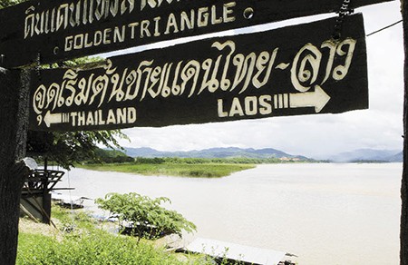 Tiếng gà trưa ở Tam giác vàng ảnh 2 Những tấm biển “Tam giác vàng” bằng tiếng Anh được trưng bày khắp nơi, như một thương hiệu hái ra tiền. Ảnh: Đ.D.Hoàng