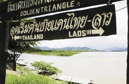 Những tấm biển “Tam giác vàng” bằng tiếng Anh được trưng bày khắp nơi, như một thương hiệu hái ra tiền. Ảnh: Đ.D.Hoàng