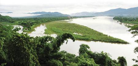 Tiếng gà trưa ở Tam giác vàng ảnh 3 Ngã ba sông huyền thoại, hợp lưu của sông Mêkông và Mea Sai. Doi đất hình tam giác là khởi nguồn của tên gọi nổi tiếng Tam giác vàng. Ảnh: Đ.D.Hoàng