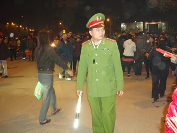 Những chiến sĩ công an, dân phòng "trắng" giao thừa, ra quân gìn giữ an ninh trật tự. Ảnh: V.A