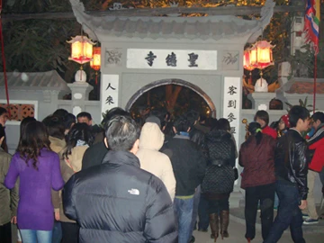 Lúc 12h30, dòng người nô nức kéo vào chùa Hà (Cầu Giấy, Hà Nội).
