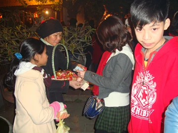 Tranh thủ đến chùa bán muối dịp đầu xuân, các "diêm dân tự phát" thu lợi gấp 6-10 lần so với ngày thường.
