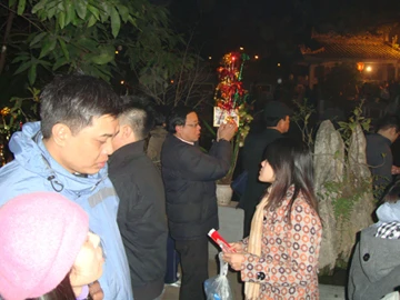 Không thể chen được vào ban chính, người đàn ông này buộc phải đứng từ xa bái vọng.