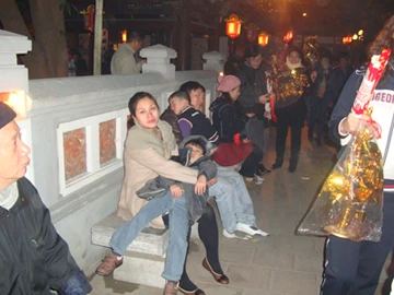 Trẻ nhỏ theo cha mẹ đi cầu may vạ vật... ngủ trong giá lạnh của đêm đông.