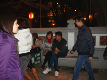 Đôi nam nữ đành ngồi chờ... vãn người để được vào ban chính cầu tình duyên.