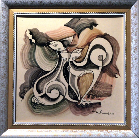 Hai chú mèo trong nét vẽ cách điệu quấn quít bên nhau trong tác phẩm "Tâm giao", thực hiện trên chất liệu gốm trắng men màu của nghệ sĩ Đặng Toàn Hưng. Hình tượng mèo thể hiện qua những hình khối vuông trong tác phẩm làm bằng sành trắng có tên Mèo cá của nghệ sĩ Nguyễn Mạnh Thẩm. Một chú mèo uốn mình trong tác phẩm sơn mài trên đĩa của tác giả Nguyễn Thanh Giang. Hai chú mèo tạo nên họa tiết cân xứng trên - dưới trong tác phẩm làm bằng sành nâu có tên Song mão của tác giả Nguyễn Mạnh Thẩm. Giấc mơ của một chú mèo được thể hiện trong tác phẩm của nghệ sĩ Nguyễn Duy Nghiêm. Chú mèo cuộn tròn tạo nên vẻ sinh động và ấm cúng trong bức tranh sơn mài có tên Đêm trăng của nghệ sĩ Đặng Vũ Đạt. Phải nhìn kỹ mới nhận ra có đến ba chú mèo trong tác phẩm "Đời thường" của tác giả Đặng Toàn Hưng. Những chú mèo trong tác phẩm Đĩa tam hợp của nghệ sĩ Lê Quang Chiến.