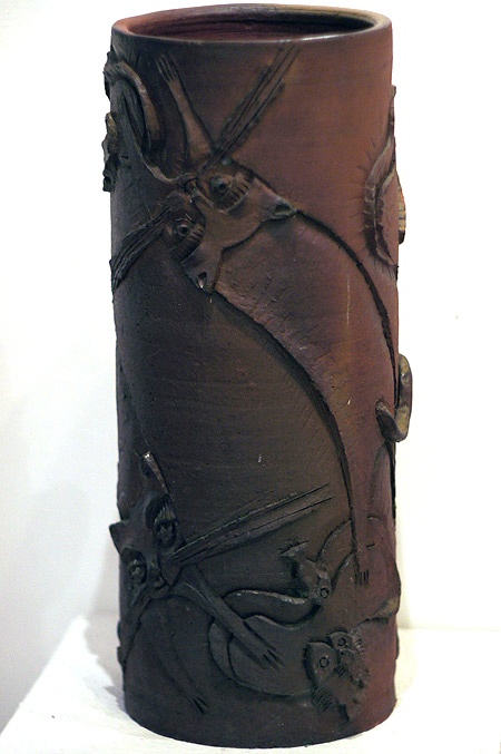 Hai chú mèo trong nét vẽ cách điệu quấn quít bên nhau trong tác phẩm "Tâm giao", thực hiện trên chất liệu gốm trắng men màu của nghệ sĩ Đặng Toàn Hưng. Hình tượng mèo thể hiện qua những hình khối vuông trong tác phẩm làm bằng sành trắng có tên Mèo cá của nghệ sĩ Nguyễn Mạnh Thẩm. Một chú mèo uốn mình trong tác phẩm sơn mài trên đĩa của tác giả Nguyễn Thanh Giang. Hai chú mèo tạo nên họa tiết cân xứng trên - dưới trong tác phẩm làm bằng sành nâu có tên Song mão của tác giả Nguyễn Mạnh Thẩm. Giấc mơ của một chú mèo được thể hiện trong tác phẩm của nghệ sĩ Nguyễn Duy Nghiêm. Chú mèo cuộn tròn tạo nên vẻ sinh động và ấm cúng trong bức tranh sơn mài có tên Đêm trăng của nghệ sĩ Đặng Vũ Đạt. Phải nhìn kỹ mới nhận ra có đến ba chú mèo trong tác phẩm "Đời thường" của tác giả Đặng Toàn Hưng. Những chú mèo trong tác phẩm Đĩa tam hợp của nghệ sĩ Lê Quang Chiến.