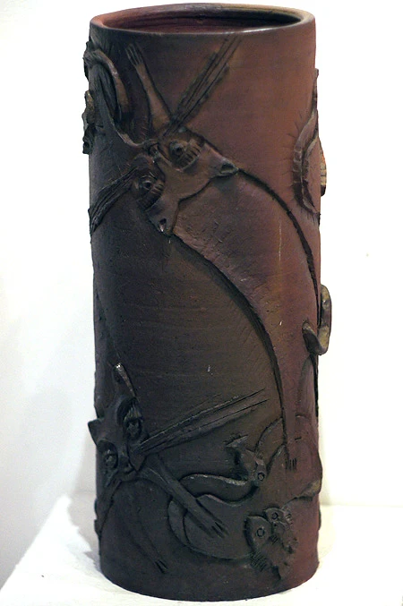 Hai chú mèo trong nét vẽ cách điệu quấn quít bên nhau trong tác phẩm "Tâm giao", thực hiện trên chất liệu gốm trắng men màu của nghệ sĩ Đặng Toàn Hưng. Hình tượng mèo thể hiện qua những hình khối vuông trong tác phẩm làm bằng sành trắng có tên Mèo cá của nghệ sĩ Nguyễn Mạnh Thẩm. Một chú mèo uốn mình trong tác phẩm sơn mài trên đĩa của tác giả Nguyễn Thanh Giang. Hai chú mèo tạo nên họa tiết cân xứng trên - dưới trong tác phẩm làm bằng sành nâu có tên Song mão của tác giả Nguyễn Mạnh Thẩm. Giấc mơ của một chú mèo được thể hiện trong tác phẩm của nghệ sĩ Nguyễn Duy Nghiêm. Chú mèo cuộn tròn tạo nên vẻ sinh động và ấm cúng trong bức tranh sơn mài có tên Đêm trăng của nghệ sĩ Đặng Vũ Đạt. Phải nhìn kỹ mới nhận ra có đến ba chú mèo trong tác phẩm "Đời thường" của tác giả Đặng Toàn Hưng. Những chú mèo trong tác phẩm Đĩa tam hợp của nghệ sĩ Lê Quang Chiến.