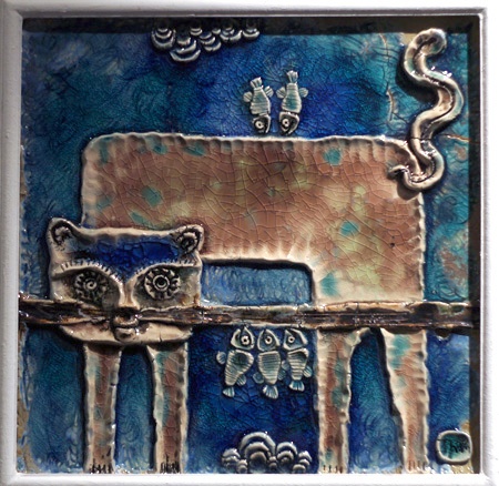 Hai chú mèo trong nét vẽ cách điệu quấn quít bên nhau trong tác phẩm "Tâm giao", thực hiện trên chất liệu gốm trắng men màu của nghệ sĩ Đặng Toàn Hưng. Hình tượng mèo thể hiện qua những hình khối vuông trong tác phẩm làm bằng sành trắng có tên Mèo cá của nghệ sĩ Nguyễn Mạnh Thẩm. Một chú mèo uốn mình trong tác phẩm sơn mài trên đĩa của tác giả Nguyễn Thanh Giang. Hai chú mèo tạo nên họa tiết cân xứng trên - dưới trong tác phẩm làm bằng sành nâu có tên Song mão của tác giả Nguyễn Mạnh Thẩm. Giấc mơ của một chú mèo được thể hiện trong tác phẩm của nghệ sĩ Nguyễn Duy Nghiêm. Chú mèo cuộn tròn tạo nên vẻ sinh động và ấm cúng trong bức tranh sơn mài có tên Đêm trăng của nghệ sĩ Đặng Vũ Đạt. Phải nhìn kỹ mới nhận ra có đến ba chú mèo trong tác phẩm "Đời thường" của tác giả Đặng Toàn Hưng. Những chú mèo trong tác phẩm Đĩa tam hợp của nghệ sĩ Lê Quang Chiến.