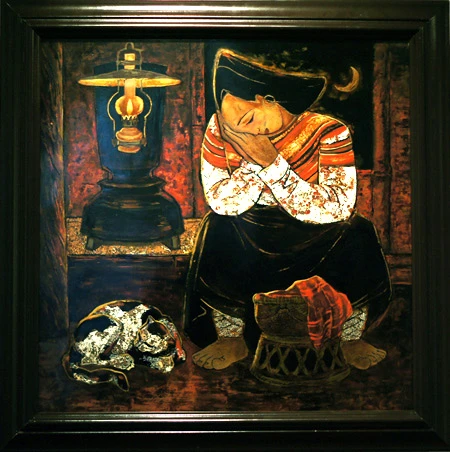 Hai chú mèo trong nét vẽ cách điệu quấn quít bên nhau trong tác phẩm "Tâm giao", thực hiện trên chất liệu gốm trắng men màu của nghệ sĩ Đặng Toàn Hưng. Hình tượng mèo thể hiện qua những hình khối vuông trong tác phẩm làm bằng sành trắng có tên Mèo cá của nghệ sĩ Nguyễn Mạnh Thẩm. Một chú mèo uốn mình trong tác phẩm sơn mài trên đĩa của tác giả Nguyễn Thanh Giang. Hai chú mèo tạo nên họa tiết cân xứng trên - dưới trong tác phẩm làm bằng sành nâu có tên Song mão của tác giả Nguyễn Mạnh Thẩm. Giấc mơ của một chú mèo được thể hiện trong tác phẩm của nghệ sĩ Nguyễn Duy Nghiêm. Chú mèo cuộn tròn tạo nên vẻ sinh động và ấm cúng trong bức tranh sơn mài có tên Đêm trăng của nghệ sĩ Đặng Vũ Đạt. Phải nhìn kỹ mới nhận ra có đến ba chú mèo trong tác phẩm "Đời thường" của tác giả Đặng Toàn Hưng. Những chú mèo trong tác phẩm Đĩa tam hợp của nghệ sĩ Lê Quang Chiến.