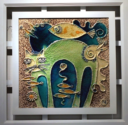 Hai chú mèo trong nét vẽ cách điệu quấn quít bên nhau trong tác phẩm "Tâm giao", thực hiện trên chất liệu gốm trắng men màu của nghệ sĩ Đặng Toàn Hưng. Hình tượng mèo thể hiện qua những hình khối vuông trong tác phẩm làm bằng sành trắng có tên Mèo cá của nghệ sĩ Nguyễn Mạnh Thẩm. Một chú mèo uốn mình trong tác phẩm sơn mài trên đĩa của tác giả Nguyễn Thanh Giang. Hai chú mèo tạo nên họa tiết cân xứng trên - dưới trong tác phẩm làm bằng sành nâu có tên Song mão của tác giả Nguyễn Mạnh Thẩm. Giấc mơ của một chú mèo được thể hiện trong tác phẩm của nghệ sĩ Nguyễn Duy Nghiêm. Chú mèo cuộn tròn tạo nên vẻ sinh động và ấm cúng trong bức tranh sơn mài có tên Đêm trăng của nghệ sĩ Đặng Vũ Đạt. Phải nhìn kỹ mới nhận ra có đến ba chú mèo trong tác phẩm "Đời thường" của tác giả Đặng Toàn Hưng. Những chú mèo trong tác phẩm Đĩa tam hợp của nghệ sĩ Lê Quang Chiến.