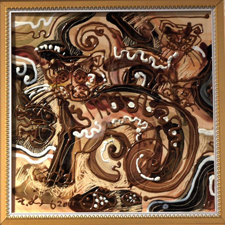 Hai chú mèo trong nét vẽ cách điệu quấn quít bên nhau trong tác phẩm "Tâm giao", thực hiện trên chất liệu gốm trắng men màu của nghệ sĩ Đặng Toàn Hưng. Hình tượng mèo thể hiện qua những hình khối vuông trong tác phẩm làm bằng sành trắng có tên Mèo cá của nghệ sĩ Nguyễn Mạnh Thẩm. Một chú mèo uốn mình trong tác phẩm sơn mài trên đĩa của tác giả Nguyễn Thanh Giang. Hai chú mèo tạo nên họa tiết cân xứng trên - dưới trong tác phẩm làm bằng sành nâu có tên Song mão của tác giả Nguyễn Mạnh Thẩm. Giấc mơ của một chú mèo được thể hiện trong tác phẩm của nghệ sĩ Nguyễn Duy Nghiêm. Chú mèo cuộn tròn tạo nên vẻ sinh động và ấm cúng trong bức tranh sơn mài có tên Đêm trăng của nghệ sĩ Đặng Vũ Đạt. Phải nhìn kỹ mới nhận ra có đến ba chú mèo trong tác phẩm "Đời thường" của tác giả Đặng Toàn Hưng. Những chú mèo trong tác phẩm Đĩa tam hợp của nghệ sĩ Lê Quang Chiến.