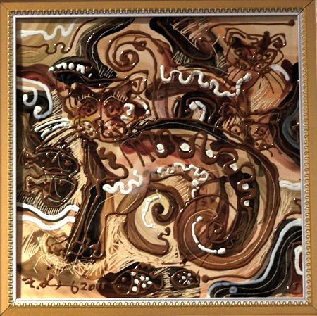 Hai chú mèo trong nét vẽ cách điệu quấn quít bên nhau trong tác phẩm "Tâm giao", thực hiện trên chất liệu gốm trắng men màu của nghệ sĩ Đặng Toàn Hưng. Hình tượng mèo thể hiện qua những hình khối vuông trong tác phẩm làm bằng sành trắng có tên Mèo cá của nghệ sĩ Nguyễn Mạnh Thẩm. Một chú mèo uốn mình trong tác phẩm sơn mài trên đĩa của tác giả Nguyễn Thanh Giang. Hai chú mèo tạo nên họa tiết cân xứng trên - dưới trong tác phẩm làm bằng sành nâu có tên Song mão của tác giả Nguyễn Mạnh Thẩm. Giấc mơ của một chú mèo được thể hiện trong tác phẩm của nghệ sĩ Nguyễn Duy Nghiêm. Chú mèo cuộn tròn tạo nên vẻ sinh động và ấm cúng trong bức tranh sơn mài có tên Đêm trăng của nghệ sĩ Đặng Vũ Đạt. Phải nhìn kỹ mới nhận ra có đến ba chú mèo trong tác phẩm "Đời thường" của tác giả Đặng Toàn Hưng. Những chú mèo trong tác phẩm Đĩa tam hợp của nghệ sĩ Lê Quang Chiến.