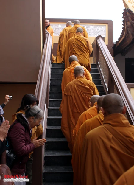 Từ sáng sớm ngày mùng 1 Tết, rất đông gia đình đã đi tới chùa, tham gia các nghi lễ của Phật giáo. Nội dung buổi lễ đầu năm thường là cầu cho quốc thái, dân an, mong muốn đất nước được thanh bình, người dân yên ổn làm ăn, sinh sống. Cuối mỗi buổi lễ cầu an, thầy trụ trì và các vị cao tăng thường dành thời gian giảng giải những lời răn dạy của Đức Phật, với mong muốn mỗi người dân, mỗi phật tử sống tốt đời, đẹp đạo. Sau buổi lễ cầu an, các vị tăng, ni dẫn đầu cho lễ chiêm bái xá lị. Đoàn người lặng lẽ, trật tự, lần lượt đi vòng quanh nơi trưng bày. Vị trụ trì thuyết giảng về những viên xá lị được trưng bày nơi đây. Xá lị, phiên âm từ tiếng Phạn (sarira), có nghĩa là "những hạt cứng", đây là những phần còn lại của thân thể các vị thiền sư đắc đạo sau khi được hỏa thiêu. Đến nay còn nhiều cách giải thích về sự hình thành các hạt xá lị, nhưng chưa có giả thuyết nào thật sự thuyết phục. Tuy nhiên, việc chiêm bái những "viên ngọc" này luôn mang lại cảm giác bình an, thánh thiện. Cùng với lễ chiêm bái xá lị là lễ phóng sinh. Một vị tăng giảng về ý nghĩa và bài học đạo đức từ việc phóng sinh, giúp con người hướng thiện. Từng con chim được vị trụ trì và người dân phóng sinh, mang theo ước vọng từ bi, giải trừ oán hận, thuận theo đức hiếu sinh của đất trời, vạn vật.